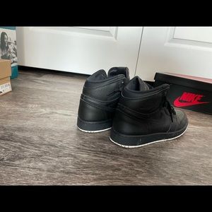 Nike Air Jordan 1; 5Y